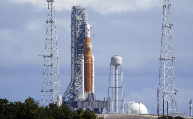 The NASA moon rocket for the Artemis mission stands on Pad 39B at the Kennedy Space Center on Wednesday. A hydrogen leak was detected on the rocket during a tanking test. (JOHN RAOUX/Associated Press)