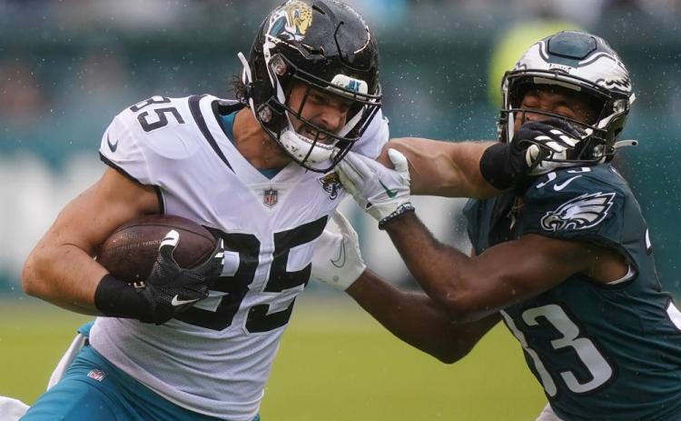 Jacksonville Jaguars tight end Dan Arnold runs with the ball past Philadelphia Eagles cornerback Josiah Scott during Sunday's game in Philadelphia. (MATT ROURKE/Associated Press)