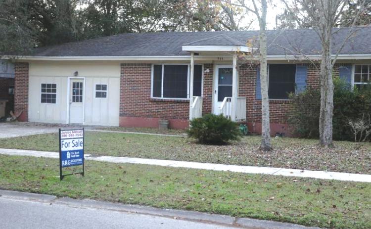 A ‘For Sale’ sign sits in a Lake City house’s front yard in December 2021. (FILE)
