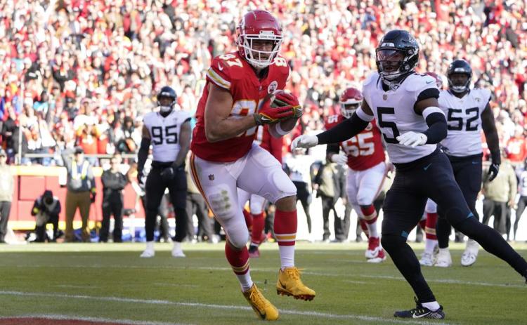 Kansas City Chiefs tight end Travis Kelce (87) catches a touchdown pass as Jacksonville Jaguars safety Andre Cisco (5) defends on Nov. 13 in Kansas City, Mo. (ED ZURGA/Associated Press)