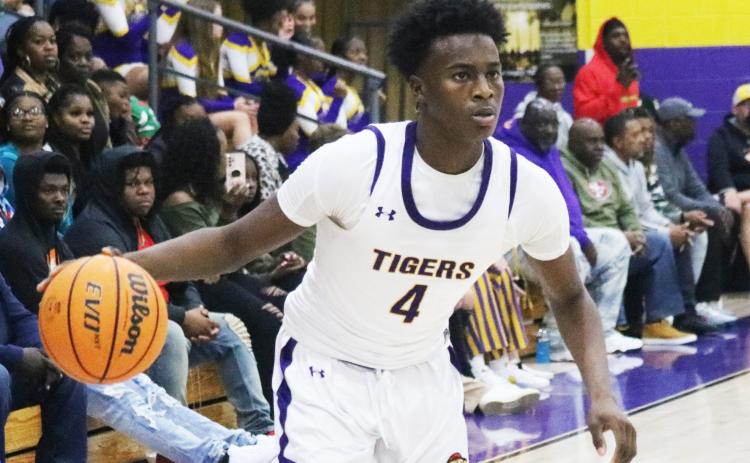 Columbia forward Ty'jahn Wright looks for a lane to drive to the basket against Santa Fe on Dec. 16. (JORDAN KROEGER/Lake City Reporter)