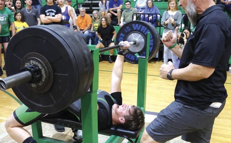 Suwannee lifter Will Wainwright gets some encouragement from head coach Dan Marsee during Friday’s Region 2-1A meet. (PAUL BUCHANAN/Special to the Reporter)