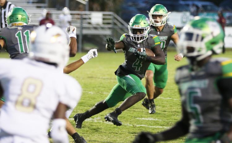 Suwannee running back Marquavious Owens makes a move in the open field against North Marion on Friday. (JAMIE WACHTER/Lake City Reporter)