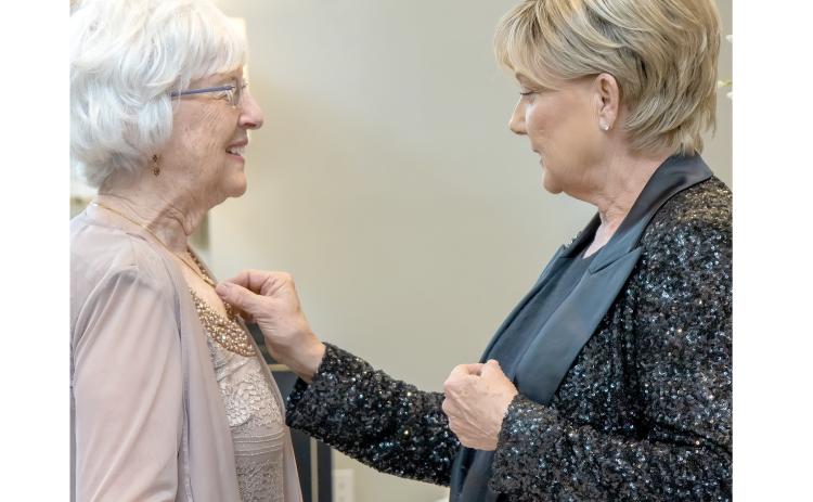 Tina Roberts (right) looks at Rose Pavey’s necklace at the Rotary Ball at The Blanche Hotel in January. Roberts is the co-chair of the Holidays with Haven event at The Blanche on Dec. 8. (LANCE BASS/Special to the Reporter)