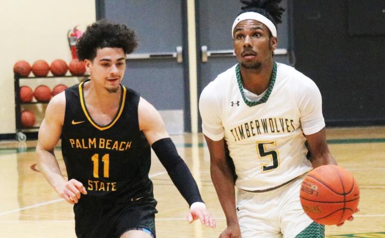 FGC guard Amayoa’ah Phillips drives to the basket while being defended by Palm Beach State College guard Eduardo Diaz on Jan. 17. (JORDAN KROEGER/Lake City Reporter)