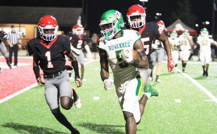 Suwannee receiver MJ Rossin races to the end zone for a touchdown against Appling County on Friday. (PAUL BUCHANAN/Lake City Reporter)
