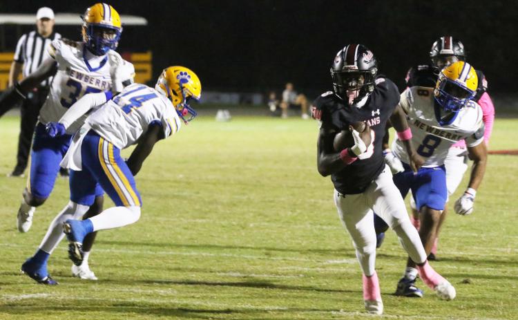 Fort White’s Jayden Jackson races for a 16-yard touchdown run against Newberry on Friday. (MORGAN MCMULLEN/Lake City Reporter)