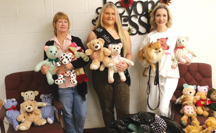 Lee Gober (from left), First United Methodist Church administrator, stands with Miss Columbia County Stephanie Green and Herbie and Dr. Lily Brannigan, Kada’s Promise senior ambassadors, after the church and Green donated several teddy bears, blankets and quilts to the organization on Wednesday afternoon. (TONY BRITT/Lake City Reporter)
