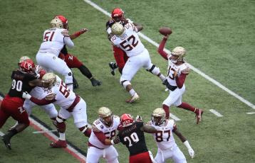Florida State Seminoles quarterback Jordan Travis (13) passes the ball against the Louisville Cardinals at Cardinal Stadium on Oct. 24 in Louisville, Kentucky. (ANDY LYONS/Getty Images/TNS)