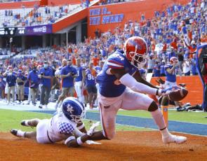 Florida tight end Kyle Pitts (84) scores a touchdown against Kentucky on Saturday in Gainesville. (BRAD MCCLENNY/The Gainesville Sun via AP)