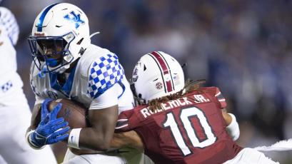 South Carolina defensive back R.J. Roderick (10) tackles Kentucky running back Kavosiey Smoke at Williams-Brice Stadium on Sept. 25 in Columbia, S.C. (HAKIM WRIGHT SR./Associated Press)