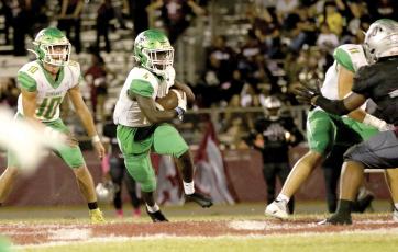 Suwannee running back Marquavious Owens (4) runs up the field after getting a handoff from quarterback Kodi Lang on Oct. 13. (JAMIE WACHTER/Lake City Reporter)