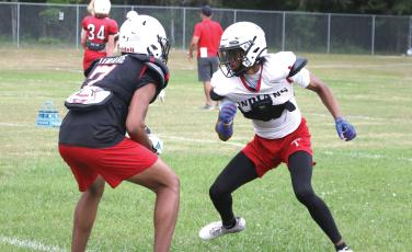 Fort White receiver Mike Peterson Jr. starts a route against corner Tafari Moe during Wednesday’s practice. (MORGAN MCMULLEN/Lake City Reporter)