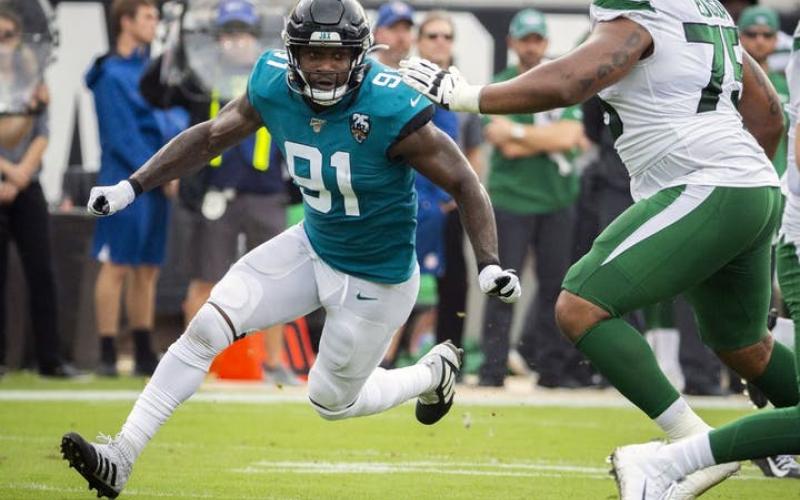 Jaguars defensive end Yannick Ngakoue (91) rushes New York Jets quarterback Sam Darnold (14) on Oct. 27, 2019 in Jacksonville. The Jaguars have agreed to send Ngakoue to the Minnesota Vikings for a second-round draft pick in 2021 and a conditional fifth-rounder in 2022. (STAR TRIBUNE/TNS)