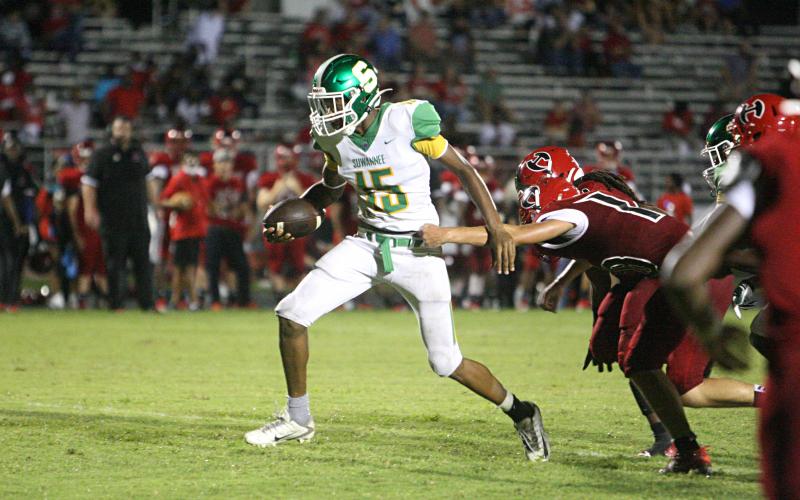 Suwannee receiver Brian Fuery breaks a tackle against Hamilton County last Friday. (PAUL BUCHANAN/Special to the Reporter)