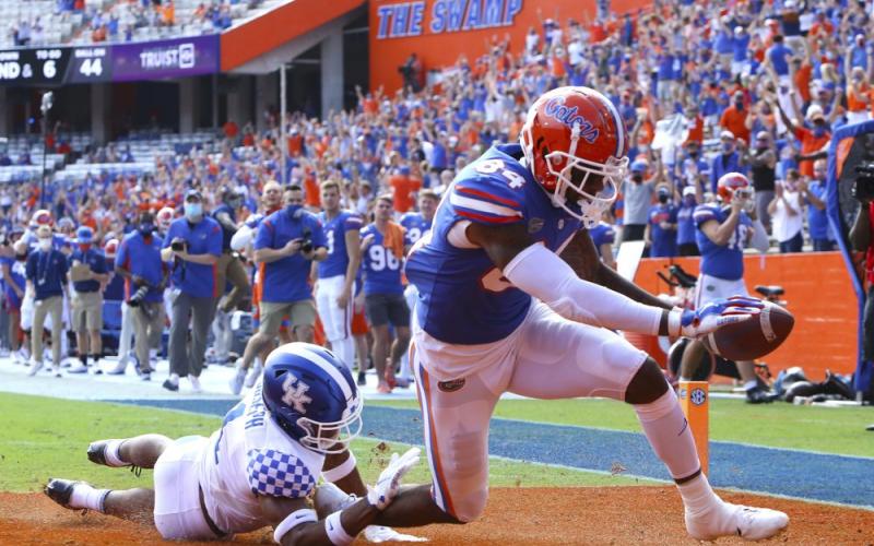 Florida tight end Kyle Pitts (84) scores a touchdown against Kentucky on Saturday in Gainesville. (BRAD MCCLENNY/The Gainesville Sun via AP)
