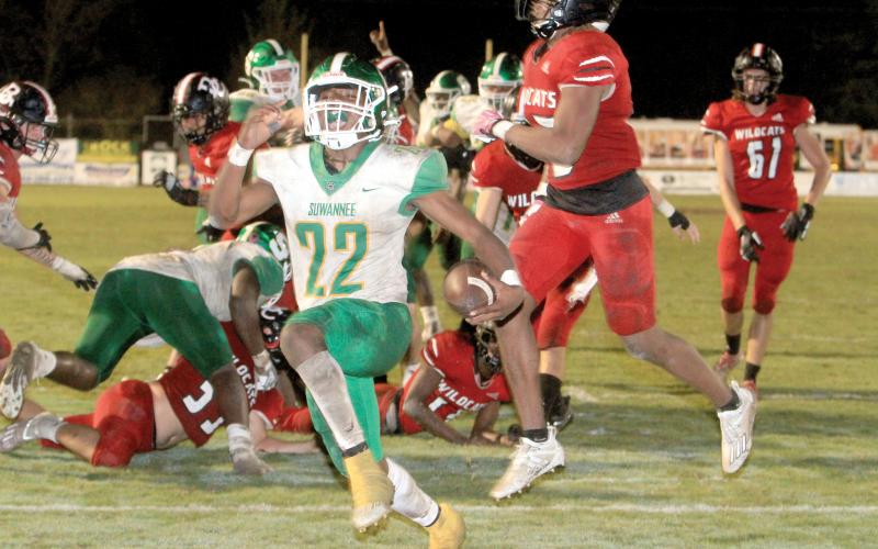 Suwannee running back Malachi Graham scores the game-winning touchdown in the final minutes Friday night at Baker County. (PAUL BUCHANAN/Special to the LCR)
