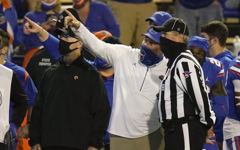 Florida coach Dan Mullen, center, points to the monitor while disputing a ruling by officials during Saturday's game against LSU in Gainesville. (JOHN RAOUX/Associated Press)