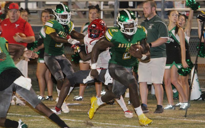 Suwannee quarterback Jaquez Moore bolts down the sideline to score a touchdown against Bradford last season. (PAUL BUCHANAN/Special to the Reporter)
